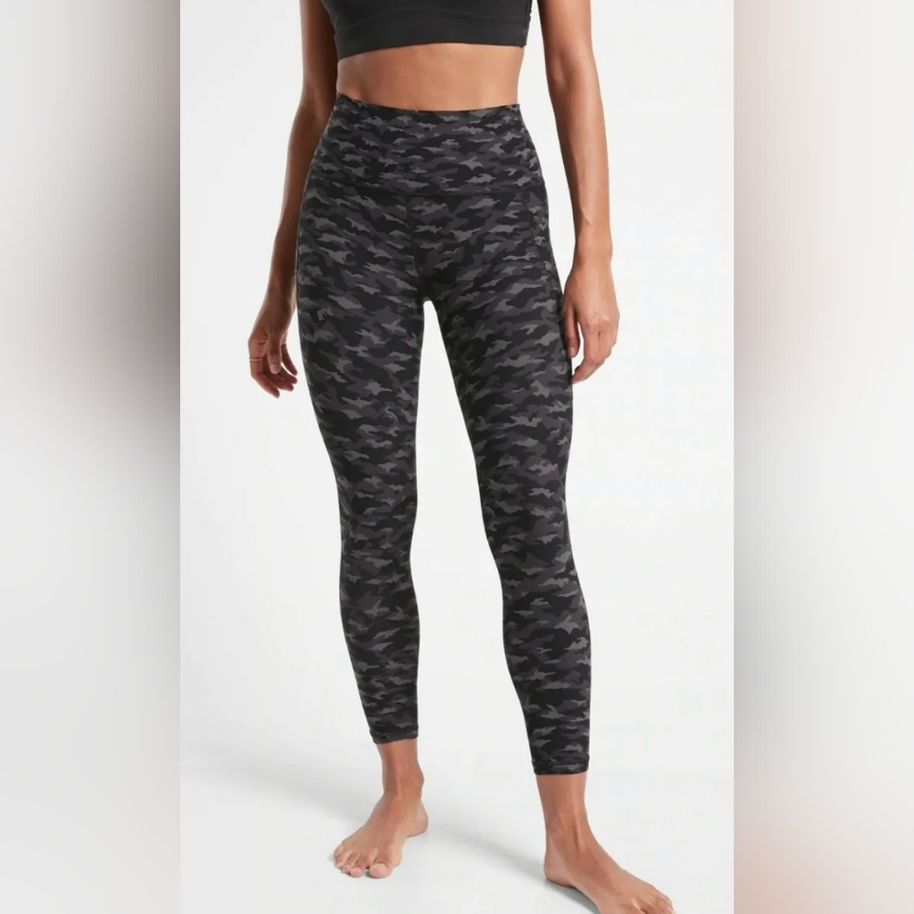 Athleta Salutation Stash Pocket 7/8 Tight Leggings - Medium Mini Camo Luxe Black